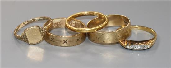 A 22ct gold wedding band, two 9ct gold wedding bands, a signet ring and a diamond ring (5)